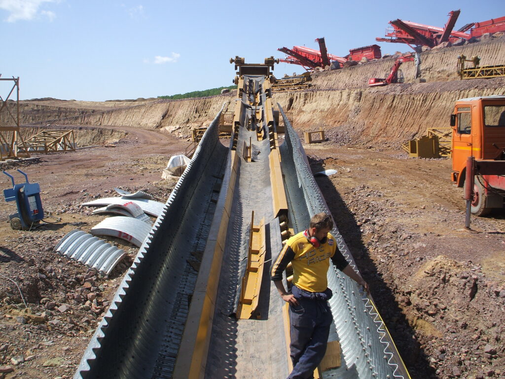 Assembly of tunnel with conveyor belt for crusher feed system