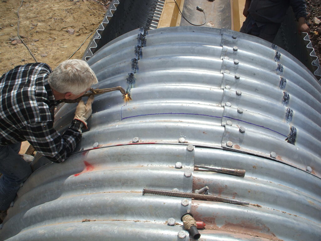 Installation of feed chutes on conveyor belt in tunnel