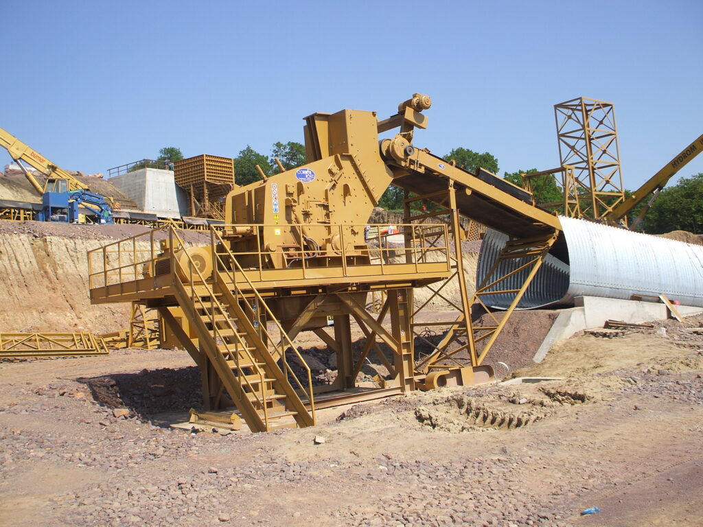 Crushing group for aggregate stockpiling above tunnel